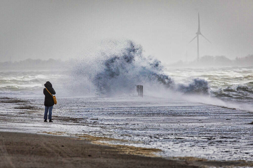 Schwere Sturmflut an der Ostsee - Strand vom beliebten Urlaubsort fast komplett weggespült!