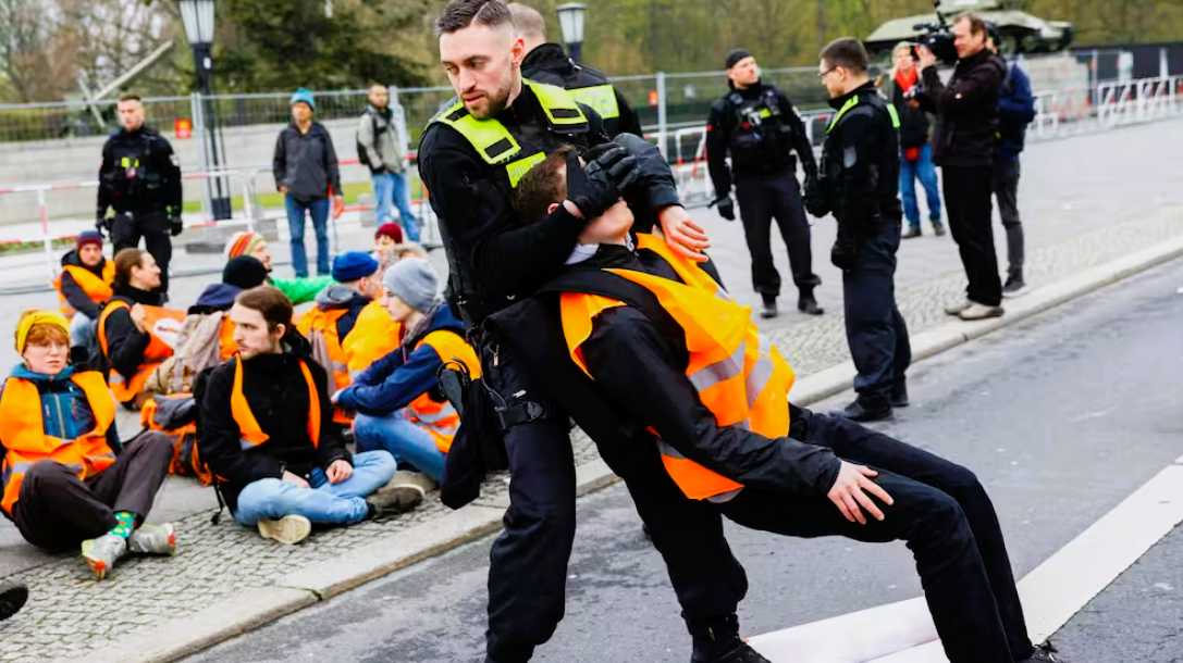 Lage in Berlin eskaliert! Passant wollte Klima-Kleber anzünden - Polizei geht dazwischen!