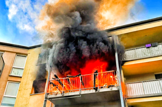 KAT-WARN: Wohnungsexplosion! Flammeninferno in NRW - Feuerwehr entdeckt verletzte im Treppenhaus!