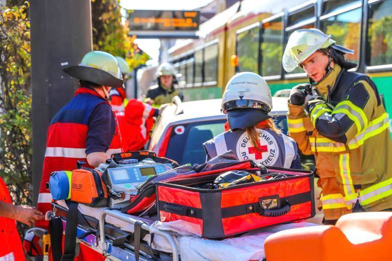 Tödliches Zugunglück - Passanten geschockt! Mann wird von Straßenbahn mehrfach überrollt und stirbt noch an der Unfallstelle