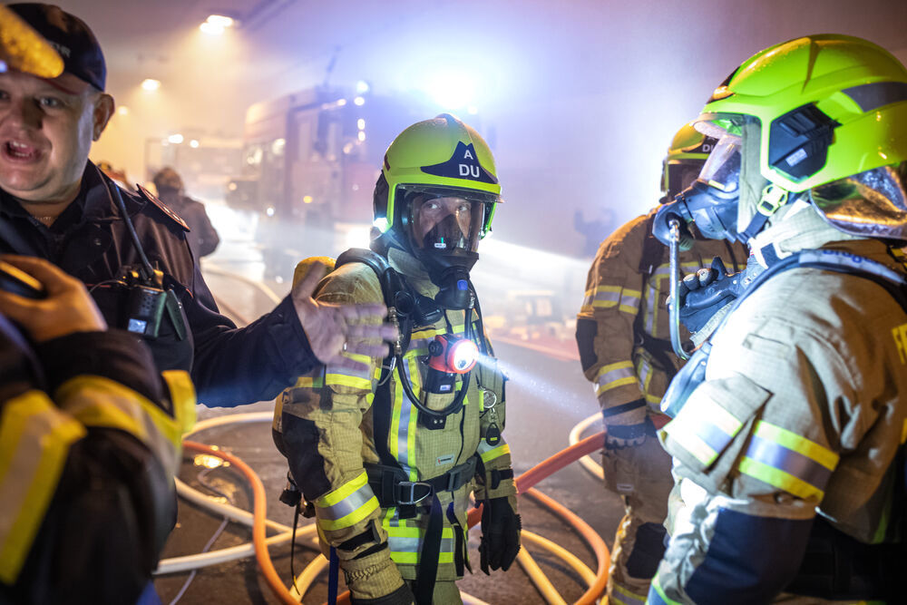 Schwerer Unfall - Tesla-Fahrer verbrennt in seinem Wagen! Fahrer knallt gegen Betonmast und stirbt