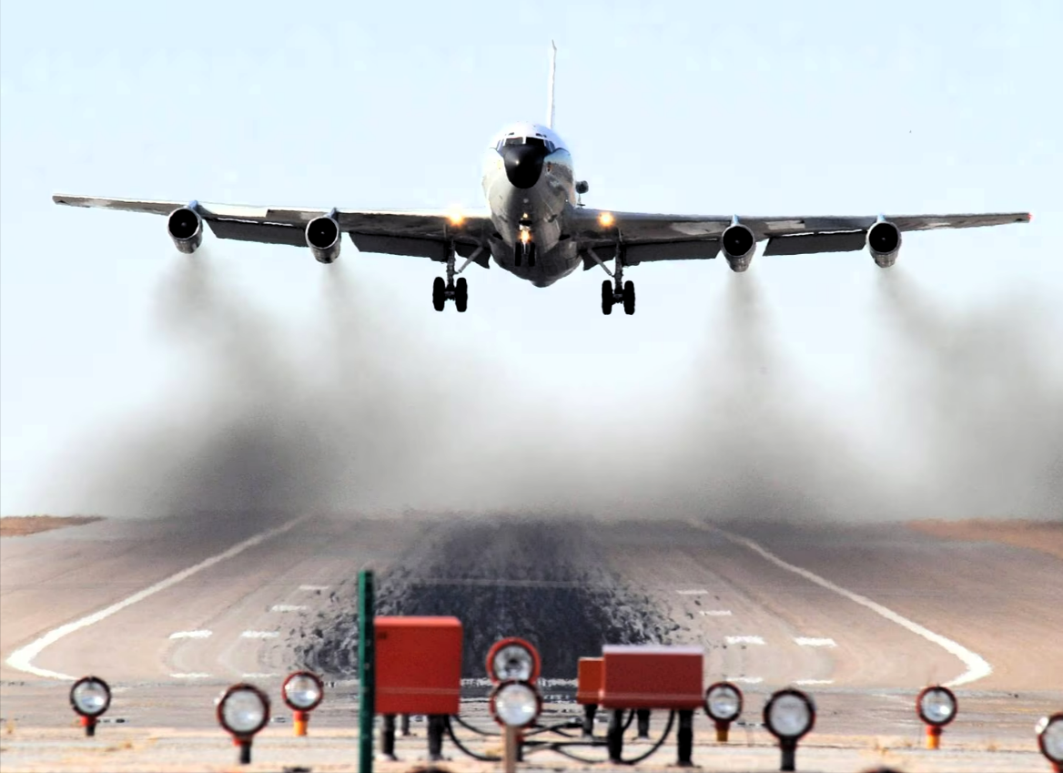 „Ich dachte, mein Leben ist vorbei“: Rauch in der Kabine! Flieger muss notlanden