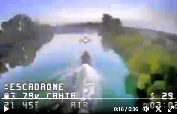 [Video▶️] Blamage für Putins Marine - Russen-Boot von Drohne angegriffen und versenkt!