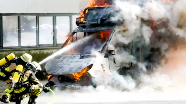 Rettungswagen in Flammen! Besatzung musste das Fahrzeug Hals über Kopf verlassen