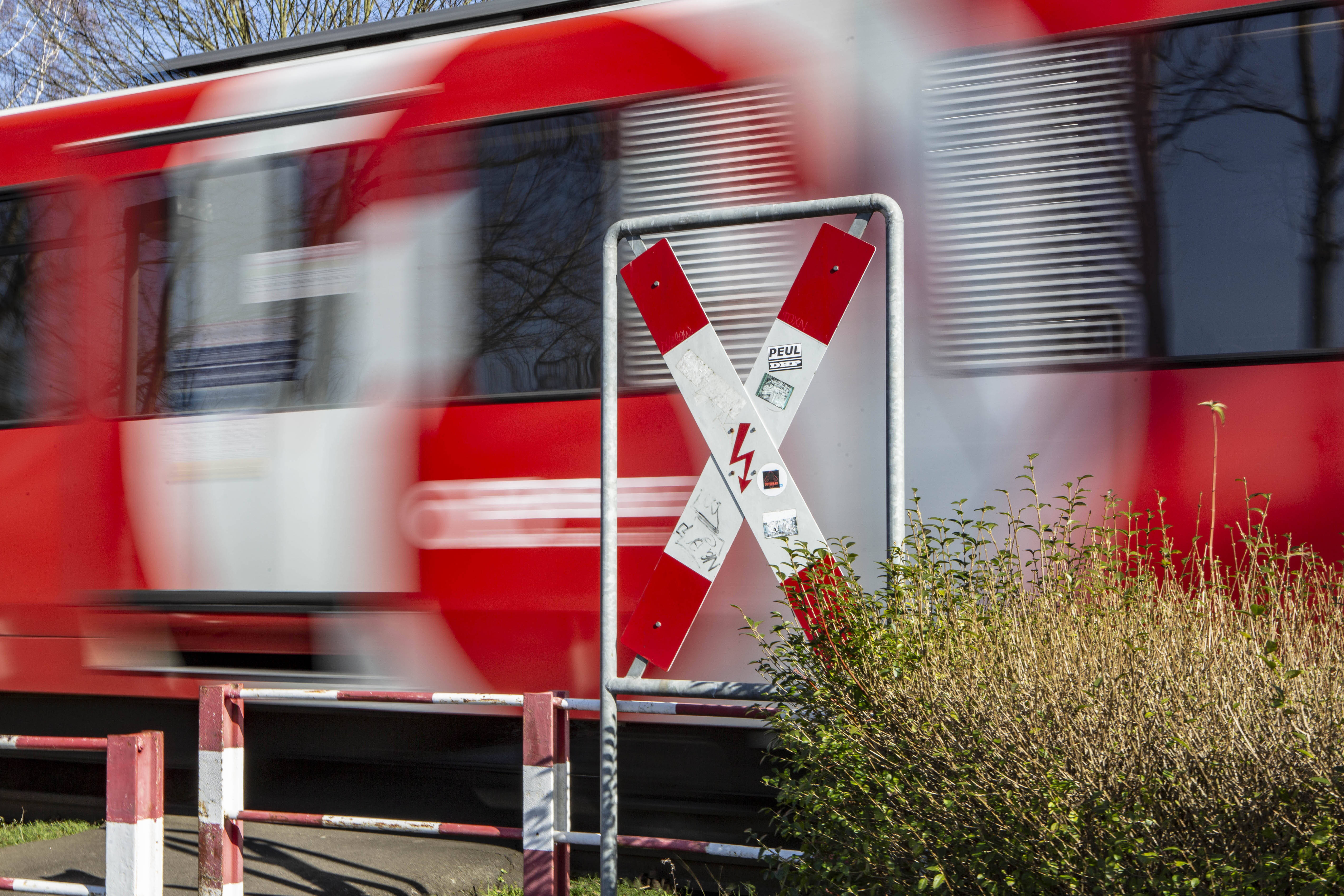 Schweres Zugunglück, mindestens 1 Mensch tot! Tragödie an den Gleisen!