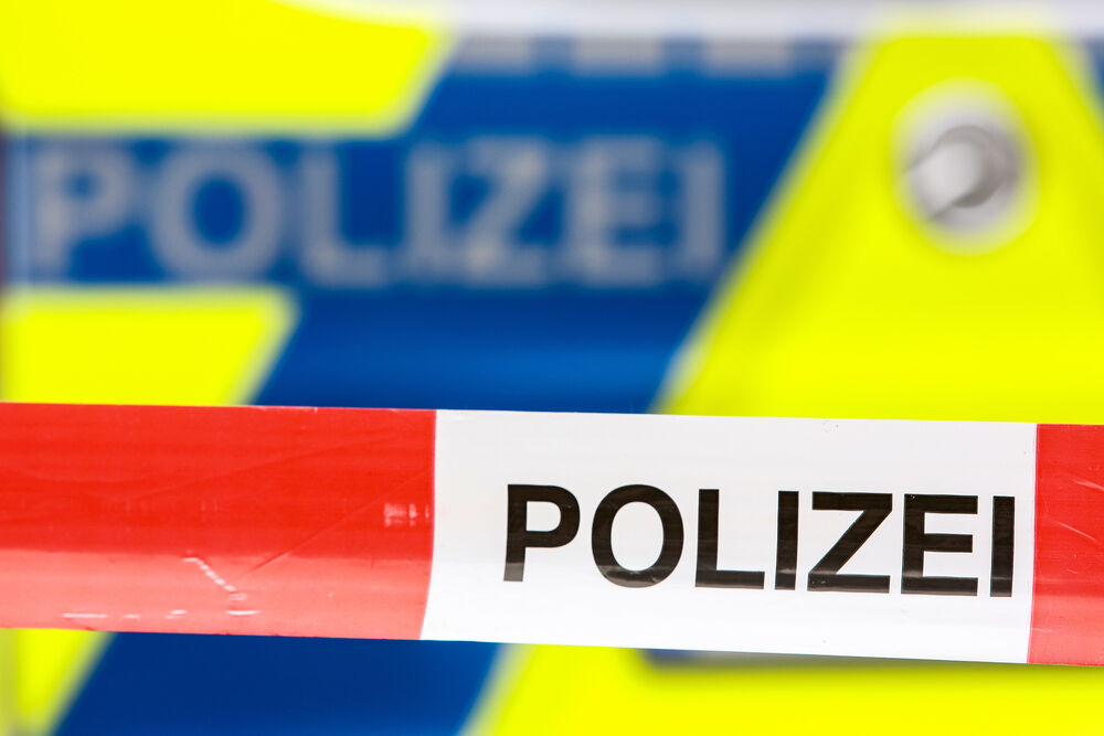 Schüsse aus fahrendem Auto - Polizei findet Tatverdächtigen schwer verletzt auf