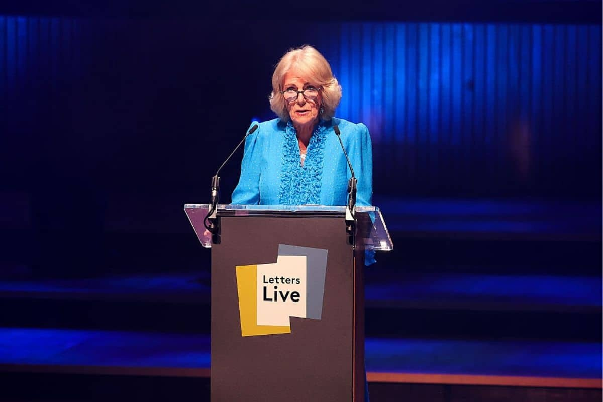 Koningin Camilla verrast publiek met intieme brief van koningin-moeder op livepodium