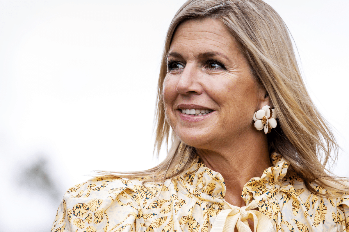 Koningin Máxima verrast op trekker en in gouden rok tijdens hennepoogst