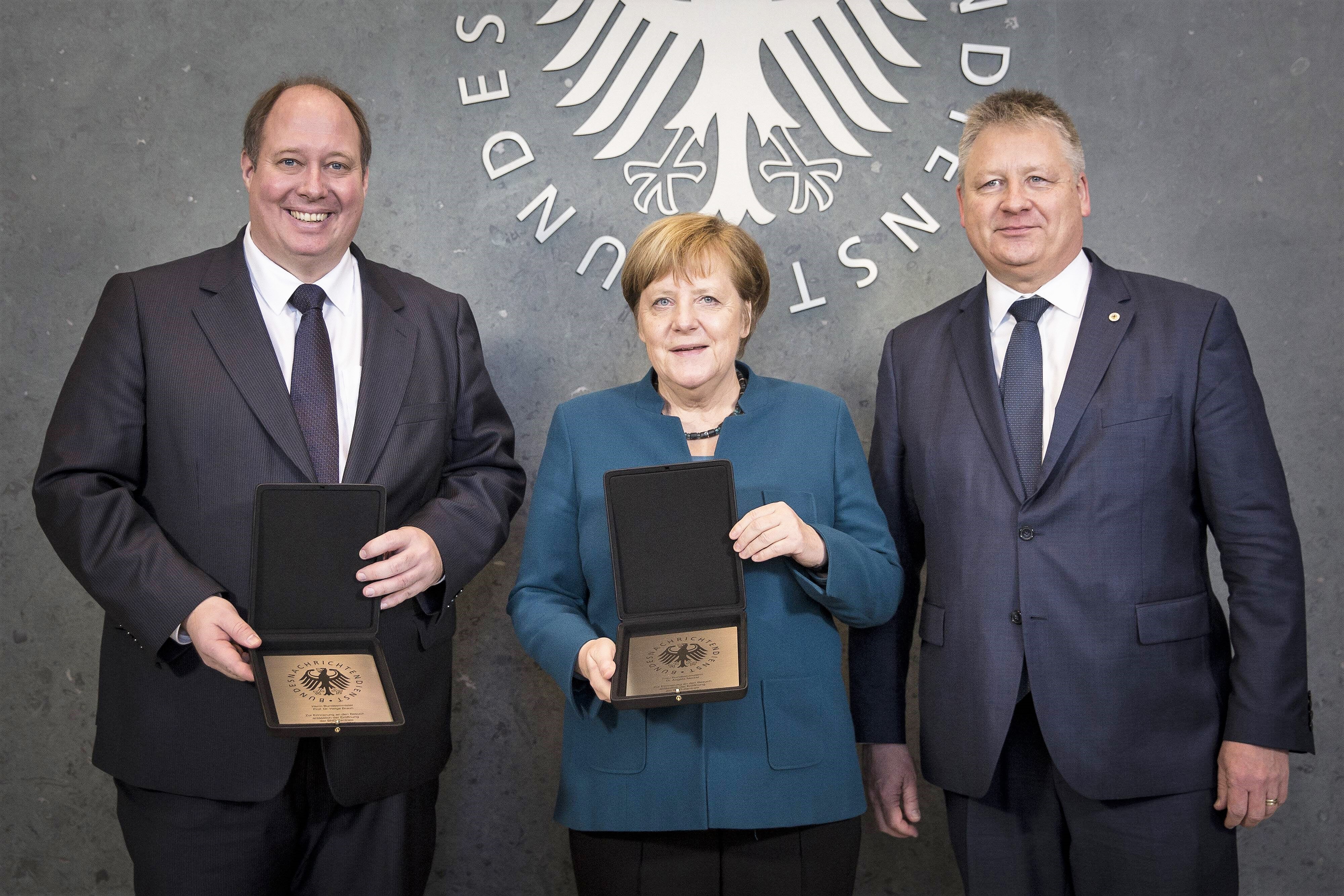 Bundesregierung ruft Angela Merkel zur Ordnung - das soll die Altkanzlerin nun lassen!