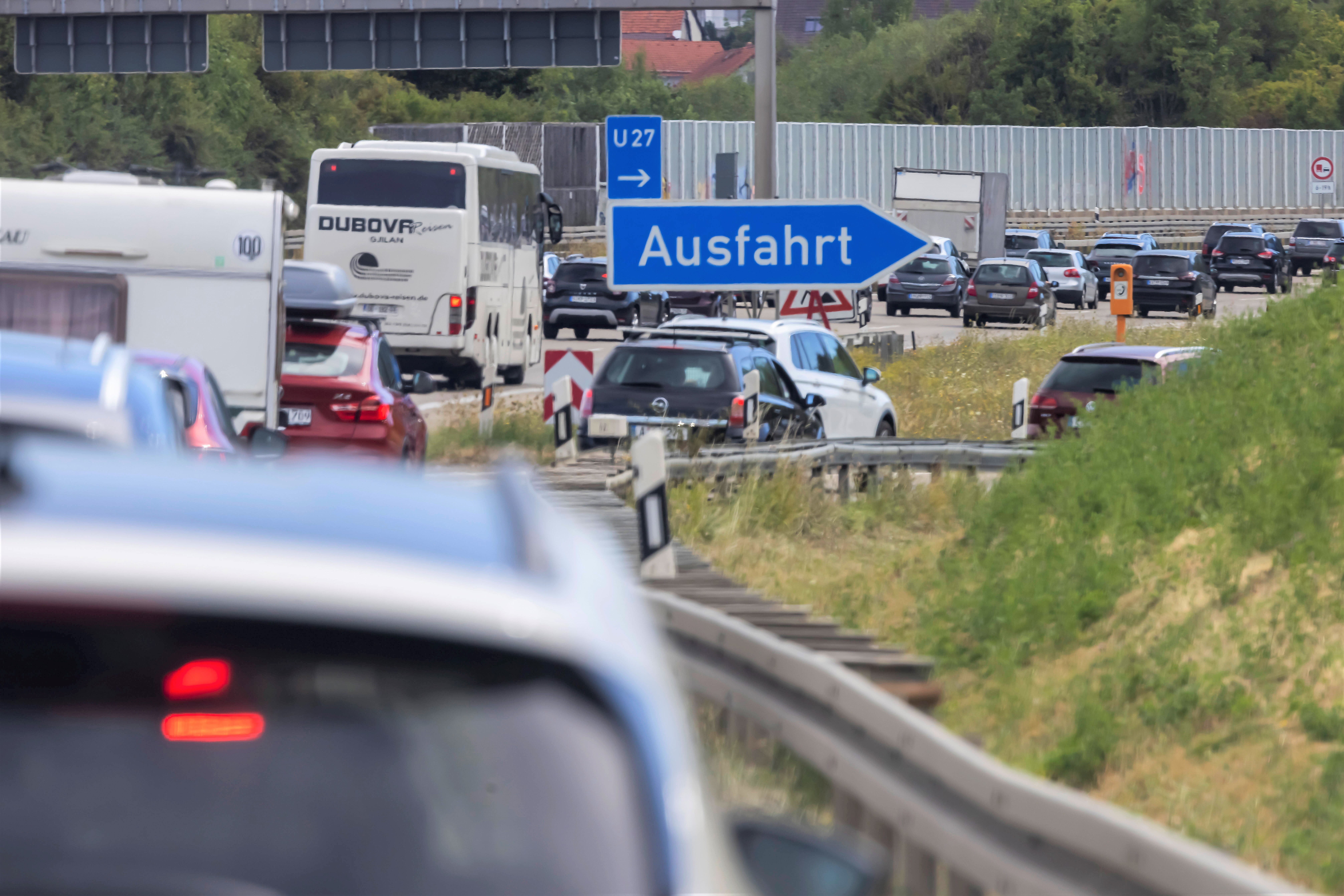 Vollsperrung auf der Autobahn - Notfallreparaturen an der Fahrbahn wegen Temperatur-Chaos