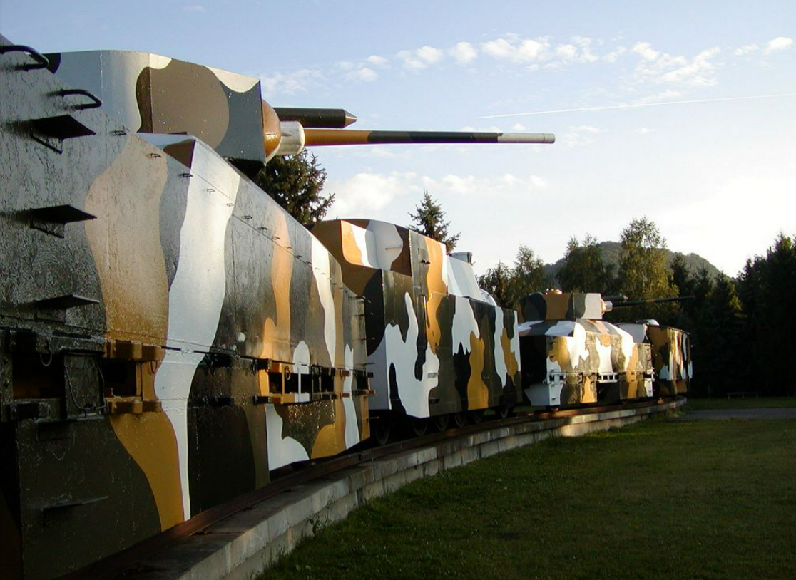 Putins schickt seinen Panzerzug in den Krieg! Bis auf die Zähne bewaffneten Monsterzug rollt Richtung Ukraine!