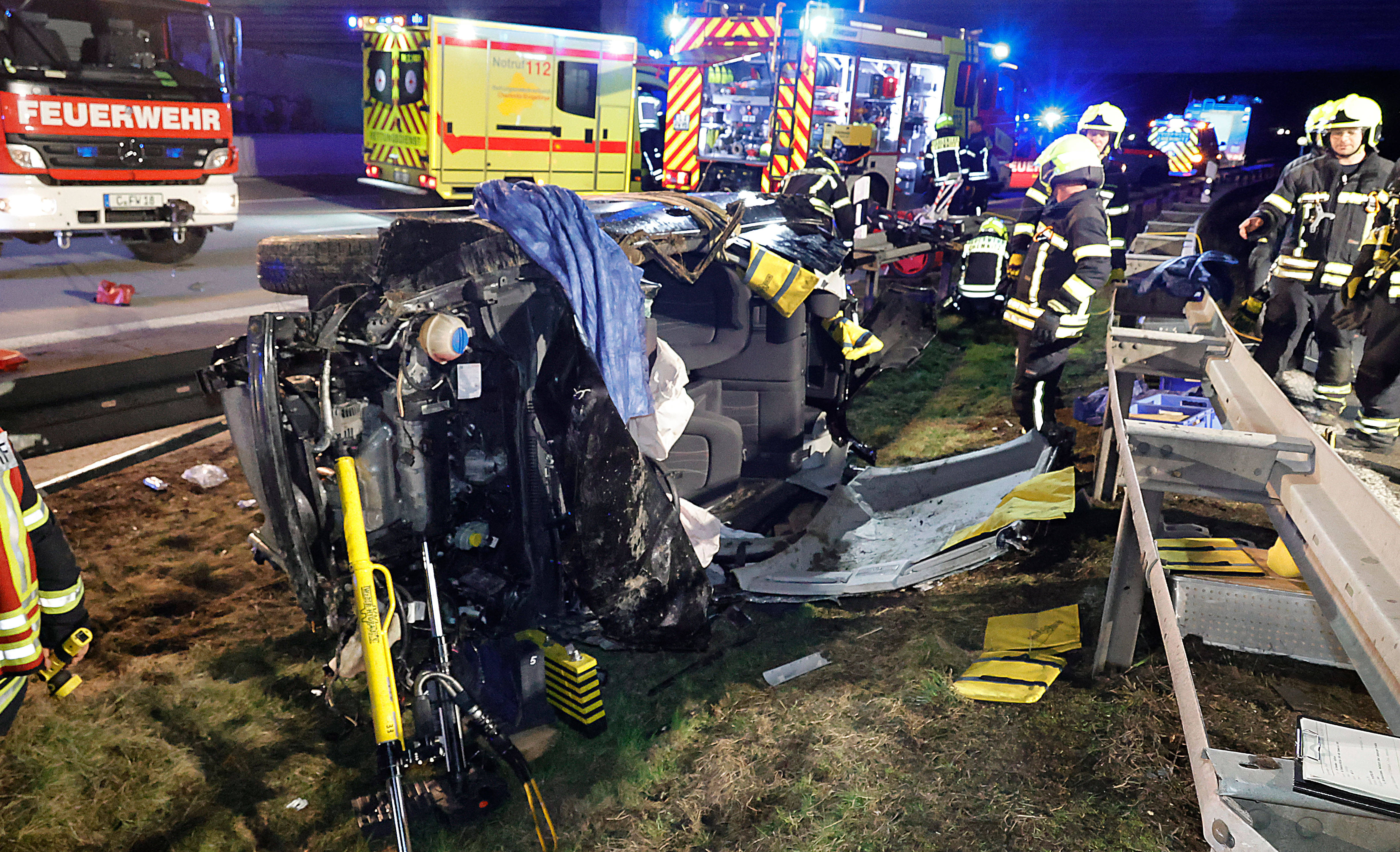 Zwei Tote auf der Autobahn - Vollsperrung! Horrorcrash und Rettungseinsatz!