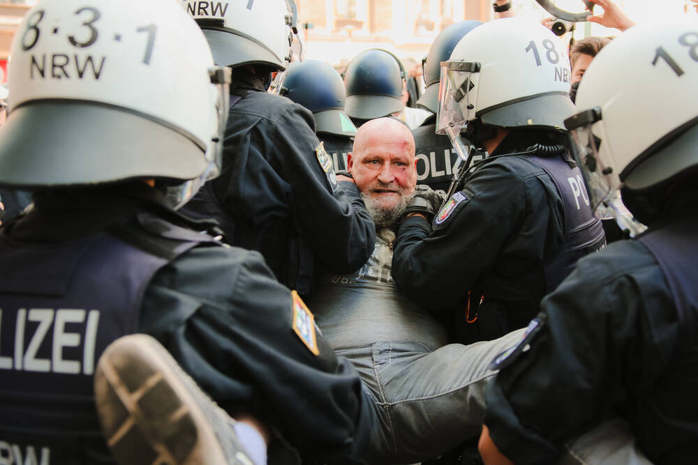 Leipzig brennt, Polizisten verletzt! Linksextreme Krawalle erschüttern die Stadt nach Urteil gegen Lina E.!