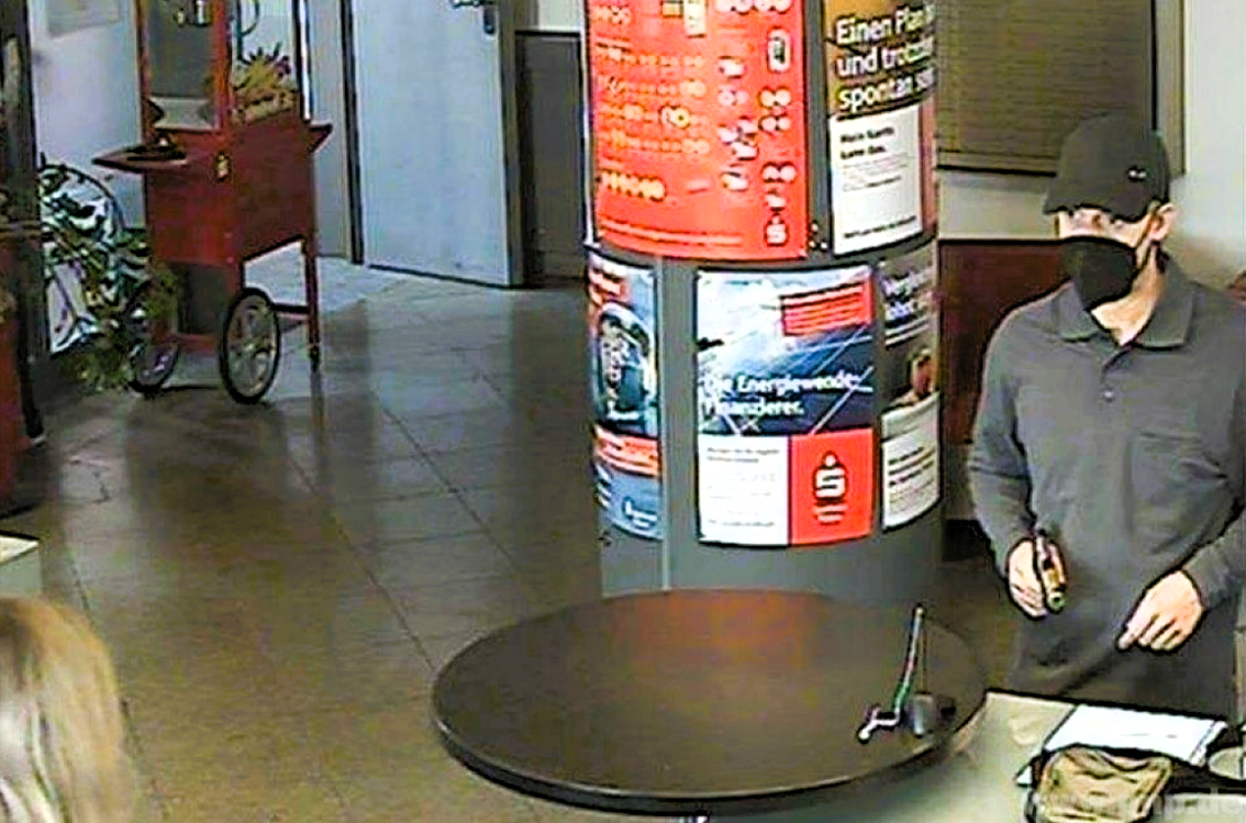 Polizei warnt! Bankräuber auf der Flucht! Nach Banküberfall - Polizei fahndet öffentlich nach dem Täter - Belohnung ausgesetzt