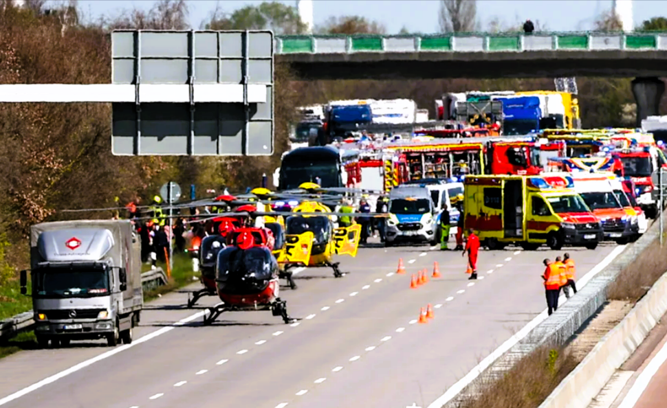 Vollsperrung! Massenkarambolage auf der Autobahn - Hagel und Starkregen verursachen Chaos