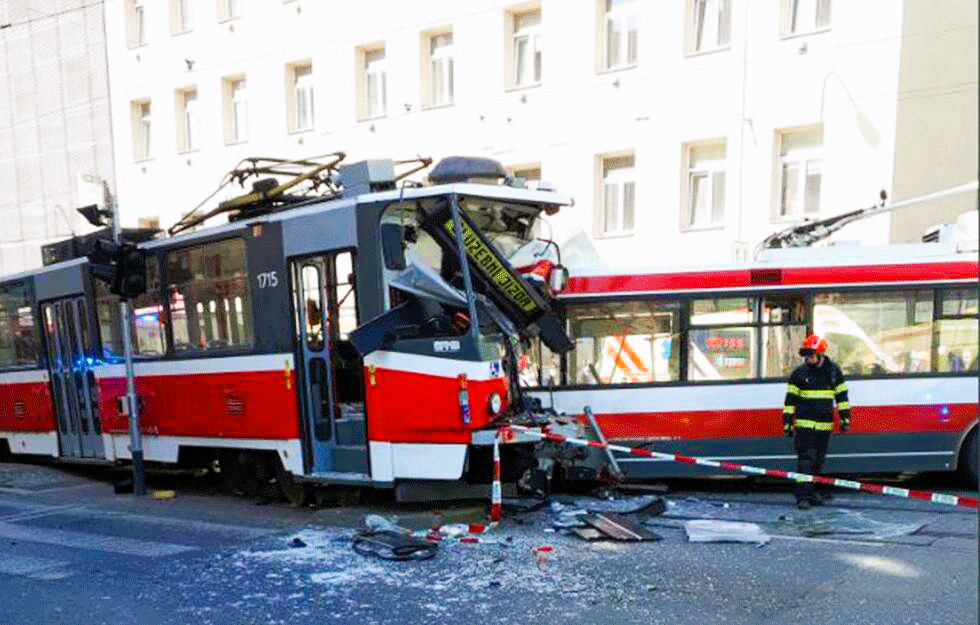 Schweres Bahnunglück! Zwei Straßenbahnen knallen ineinander - Zahlreiche Personen verletzt