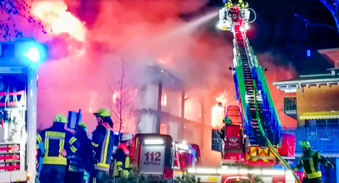 Spaßbad eingestürzt! Beliebte Therme ein Opfer der Flammen